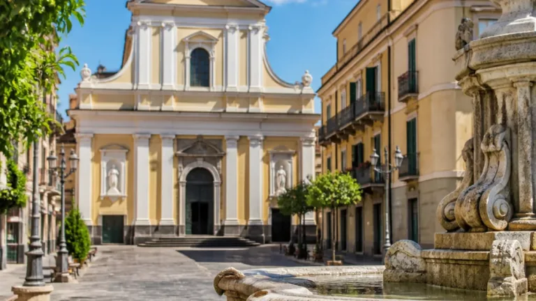 Giovane ferito con un coltello in piazza: polmone perforato e trasferimenti d'urgenza