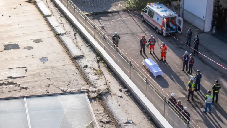 Giovane grave dopo caduta da 8 metri a Bellusco: si indaga sulle misure di sicurezza