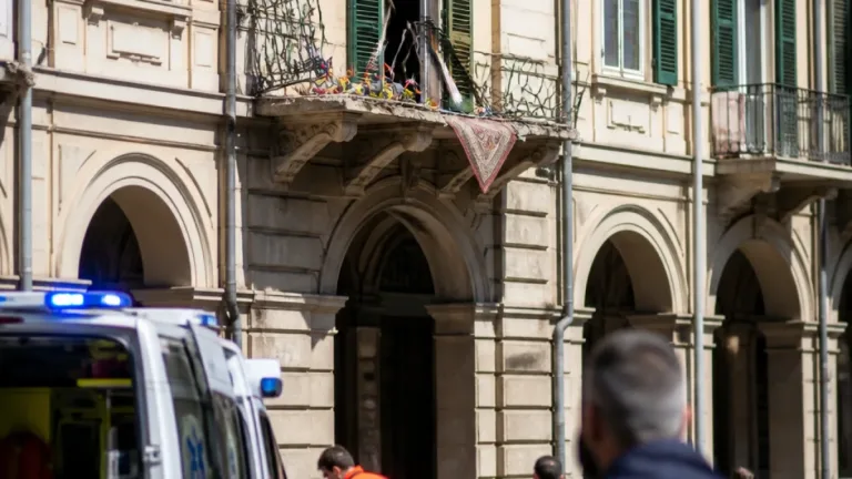 Grave incidente in centro a Savona: bimbo di 3 anni precipita dal terzo piano