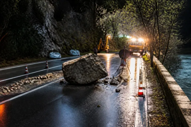 Grosso masso sulla provinciale a Turritecava: strada messa in sicurezza, nessun ferito