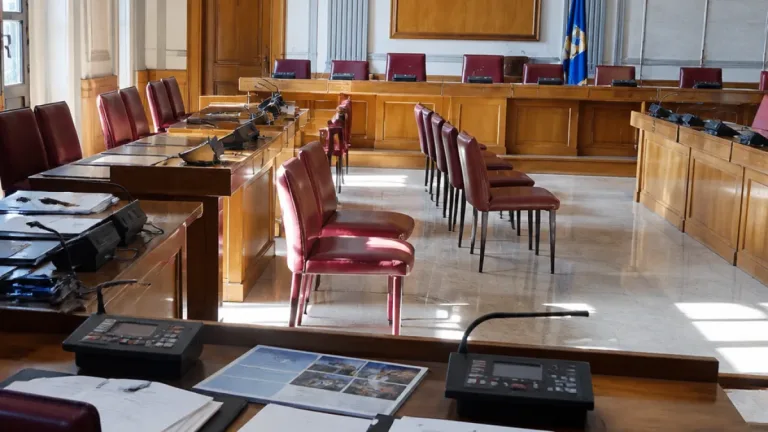 Il gruppo 'Per Bisceglie' passa all'opposizione: tensione in Consiglio comunale