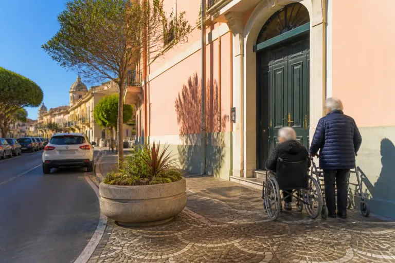 Imperia, Borgo Marina: la fioriera che impedisce l'accesso frontale a due anziani con disabilità