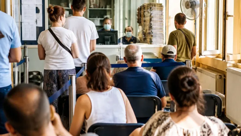 Imperia, sindacato denuncia ufficio immigrazione al collasso: disagi e attese estive