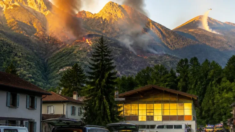 Incendi in Carnia: fiamme attive su Amariana, Cuel Feltron e Dobis, evacuazioni a Pissebus