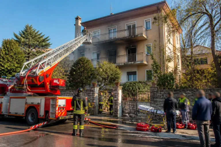 Incendio a Trieste, evacuati 12 residenti: tre persone ricoverate per intossicazione