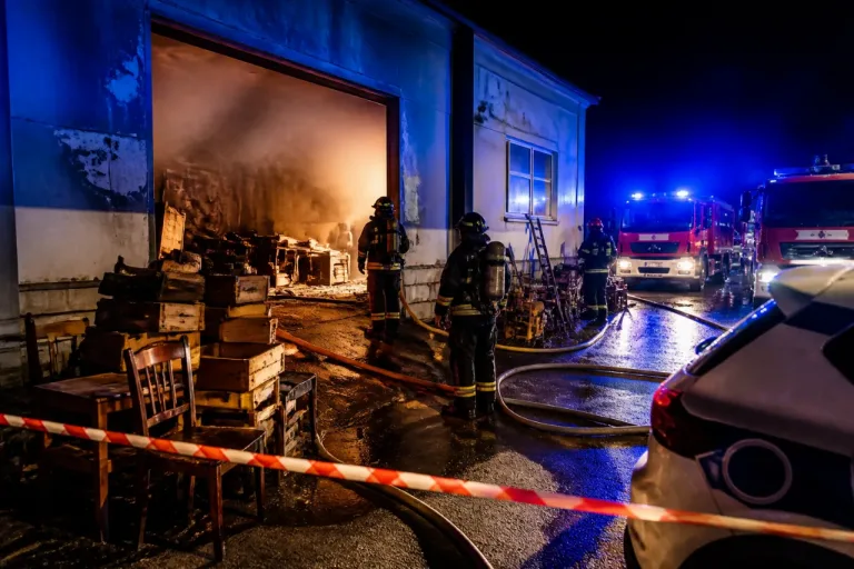 Incendio all'ex mensa comunale di Pistoia: intervento dei vigili del fuoco a Sant'Agostino