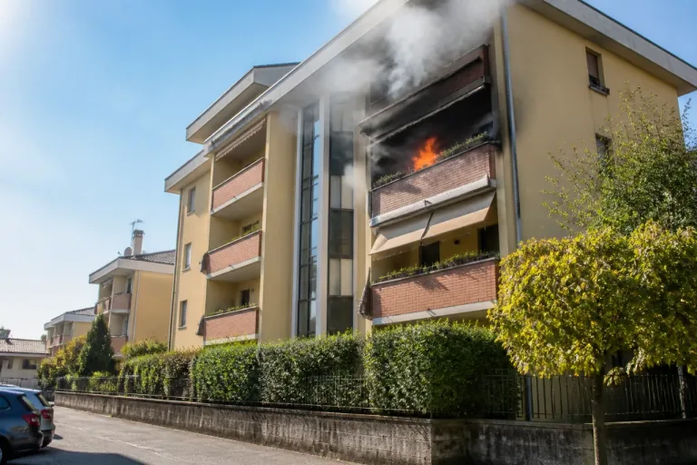 Incendio in palazzina Ater a Pasiano: tre in salvo grazie a un vigile del fuoco fuori servizio