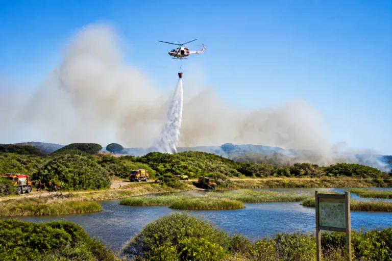 Incendio nello Stagno di Platamona: elicottero e squadre a lavoro nella zona protetta