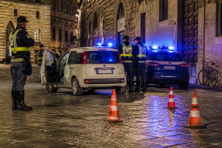 Inseguimento notturno a Siena: arrestato 46enne dopo fuga e colluttazione con la polizia