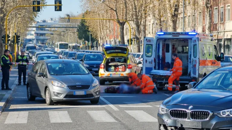 Investimento in viale Cesare Battisti: due giovani travolti sulle strisce, traffico in tilt