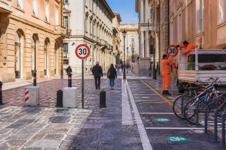 L'Aquila approva il nuovo piano traffico: Ztl estesa e più zone 30 per il centro