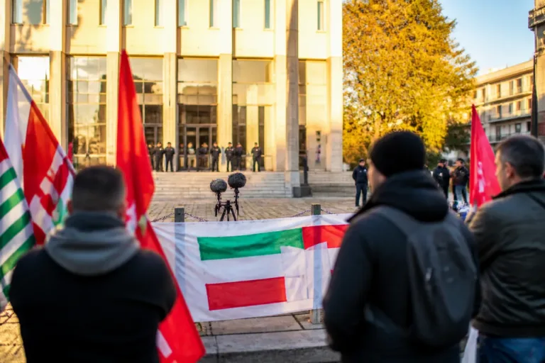 Latina in presidio per Satnam Singh: piazza e sindacati davanti al Tribunale