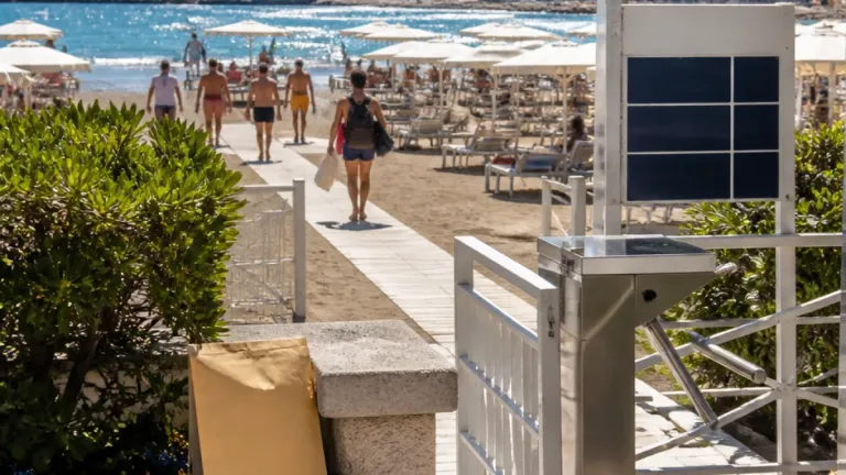 Livorno, il Comune richiama gli stabilimenti: l'accesso al mare deve restare libero