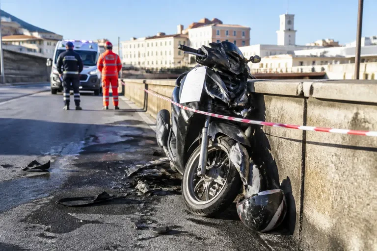 Livorno: scooter rubato si schianta contro gli scali, proprietaria teme spese e contesta la beffa