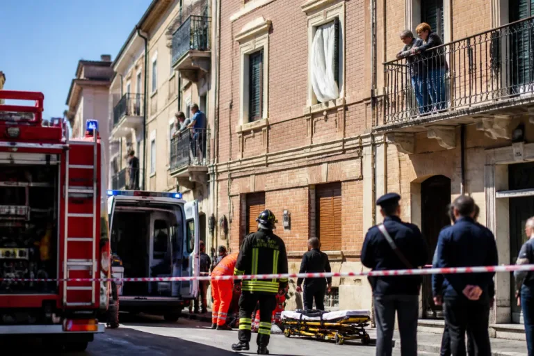 Macerata, donna di 72 anni muore dopo essere precipitata da una finestra in via Mameli