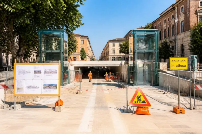 Macerata: sottopasso di piazza Garibaldi, ascensori montati ma resta l’incertezza sui collaudi