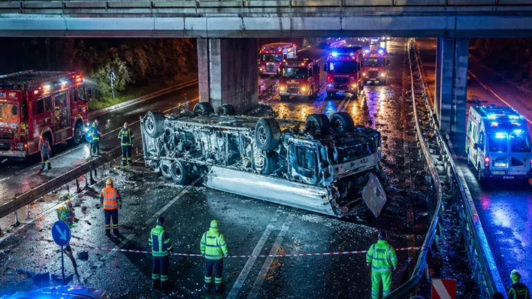 Matera, tragedia sulla SS7: camion precipita da un cavalcavia, un morto
