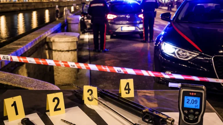 Maxi-blitz dei Carabinieri in provincia: 11 denunce, sequestri di armi improprie e un tasso alcolemico record