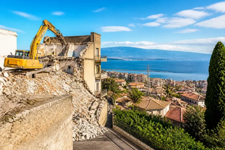 Messina, via alle demolizioni al Tirone: bonifiche e progetto per rilanciare il borgo