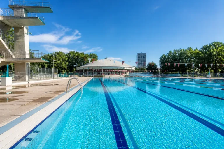 Milano, 28enne muore alla piscina Romano: indagati tre amici per omissione di soccorso