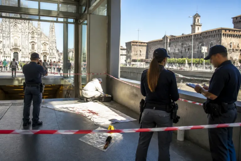 Milano: arrestato l'uomo che ha sfregiato una ragazza al Duomo, pm chiede custodia cautelare