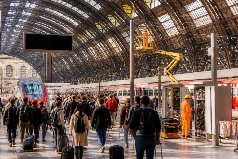 Milano, disagi a Centrale: circolazione in ripresa dopo guasto elettrico, ritardi fino a 80 minuti