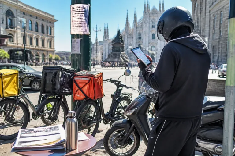 Milano ferma le consegne nelle ore più calde: stop ai rider dalle 12.30 alle 16