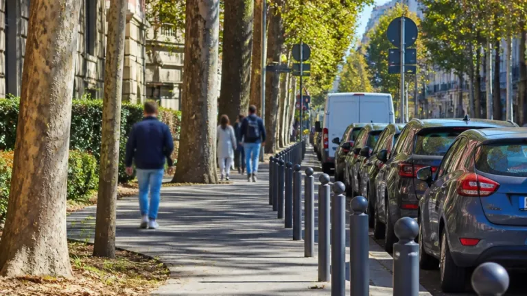 Milano: paletti anti-sosta a Città Studi, oltre 700 installati per proteggere i marciapiedi