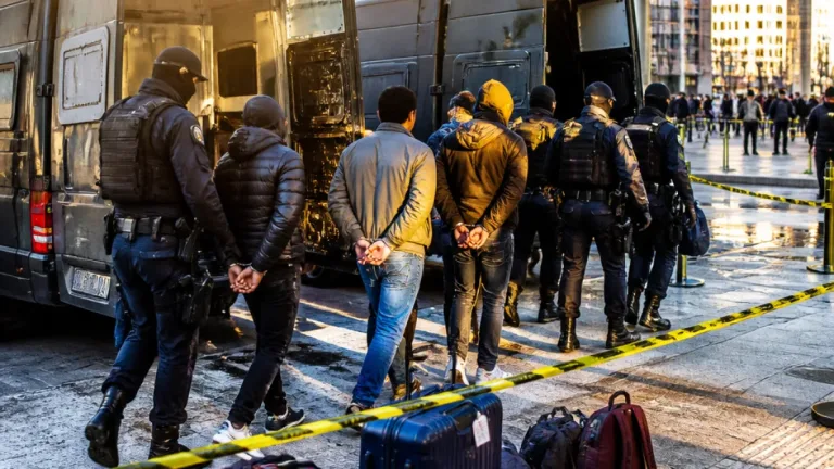 Milano, trasferiti i sei arrestati Latin King dopo l'omicidio in stazione