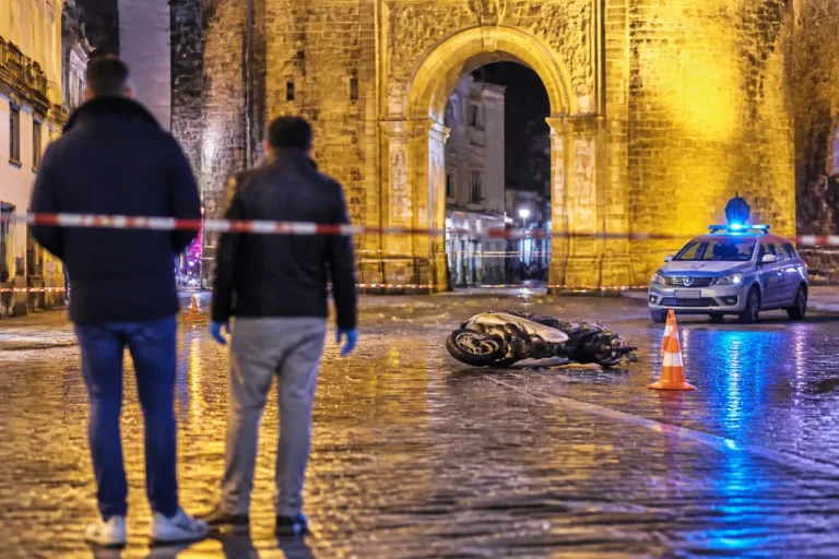 Napoli, agguato a Porta Capuana: 32enne ucciso mentre era in scooter