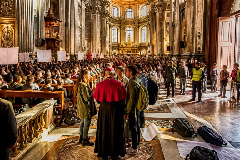 Napoli, protesta dei tirocinanti nel Duomo: il cardinale riceve i manifestanti e la tensione si scioglie