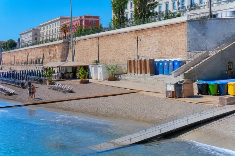 Napoli: riaperta la spiaggia di largo Sermoneta, nuova rampa e servizi per l'accesso al mare