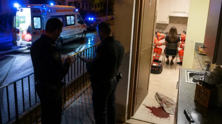 Novi di Modena: arrestato uomo dopo l’accoltellamento della moglie, emergono maltrattamenti dal 2021