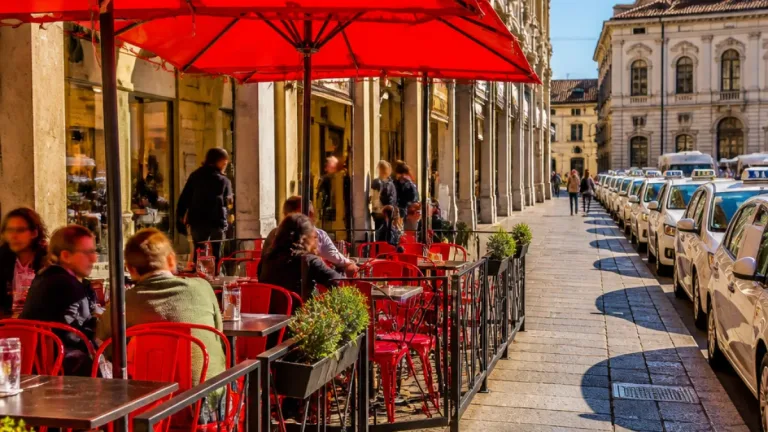 Padova, nuovo plateatico del Kfc in galleria Garibaldi: trenta posti contro il degrado, critiche sul colore