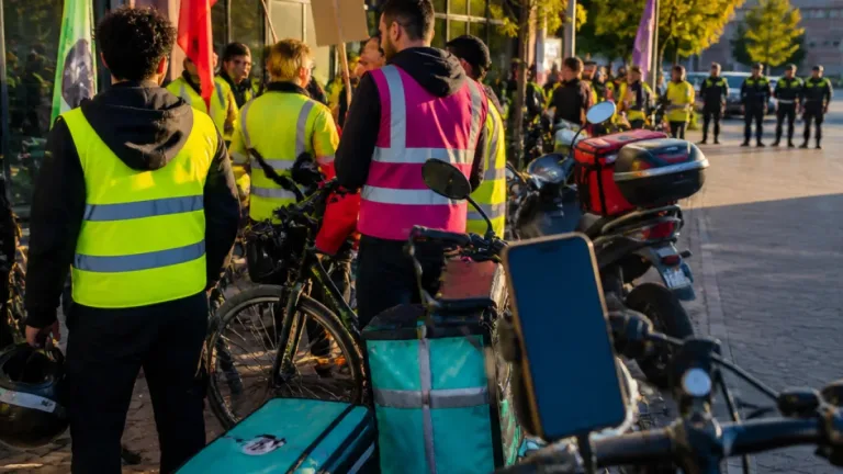 Pesaro, sciopero dei rider il 25 luglio: due ore di stop e sit‑in davanti al McDonald’s