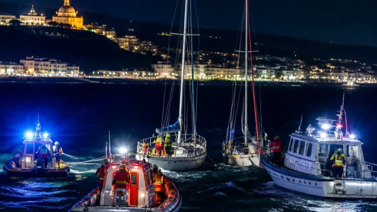 Pescara: motovedette in azione durante la processione di Sant'Andrea, tre barche soccorse