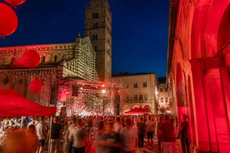 Pistoia, la città si accende di rosso: torna la Notte Avis tra musica e solidarietà
