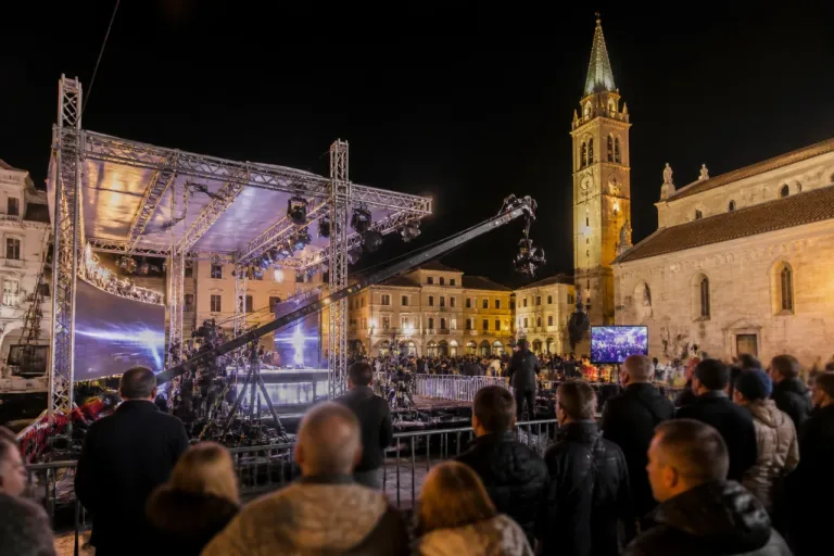 Pordenone, luci di Sky Sport in piazza San Marco: cinque serate di diretta nazionale