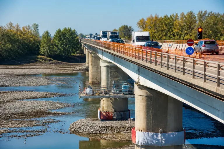 Ponte Verdi, lavori in alveo rimodulati per la magra del Po: traffico a senso unico alternato