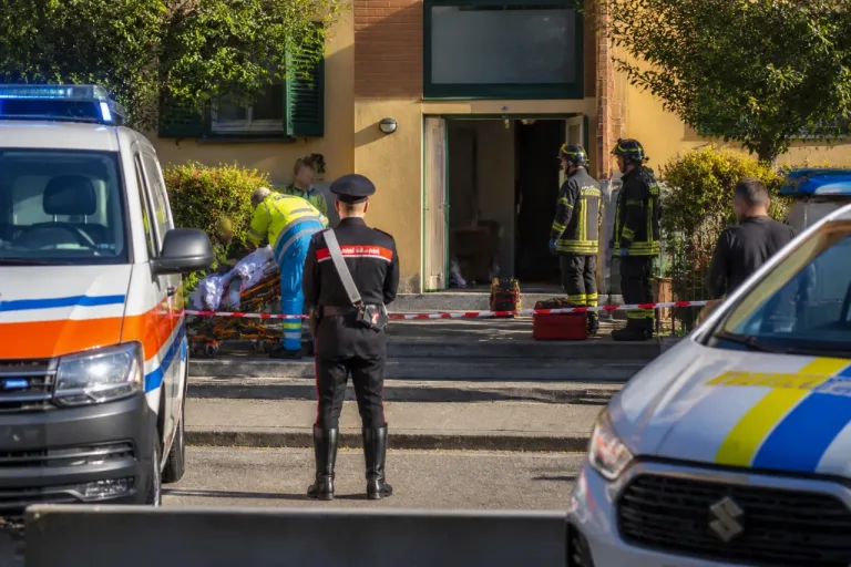 Prato, rissa nel quartiere Soccoro: uomo ferito al collo trasferito in ospedale