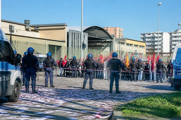 Prato, sgombero del presidio Acca: tensione tra sindacato e forze dell'ordine