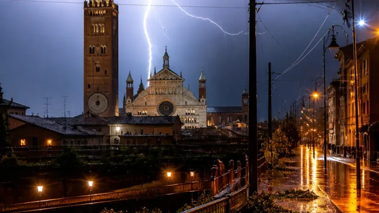 Primo temporale estivo a Cremona: fulmini, black-out e un lieve calo delle temperature