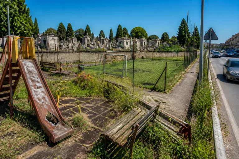 Quarto Inferiore, residenti in allarme: parco distrutto, strada pericolosa e cimitero senza manutenzione