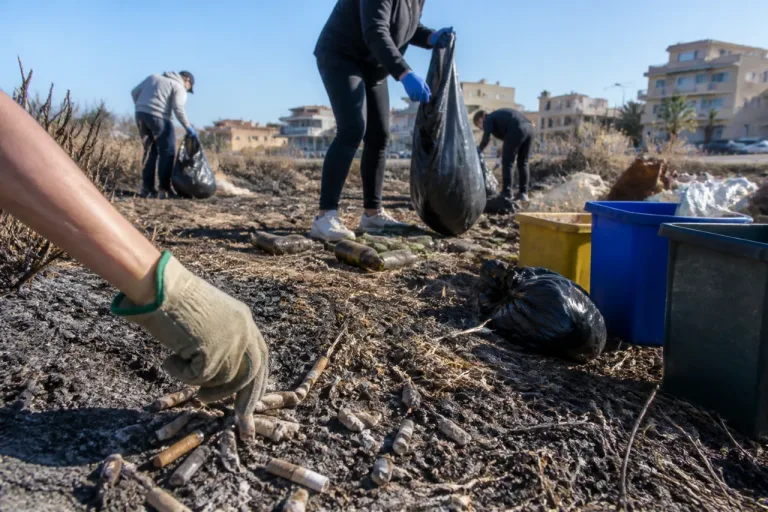 Quartu, volontari ripuliscono l'area colpita dall'incendio: tra le erbacce centinaia di bottiglie e mozziconi