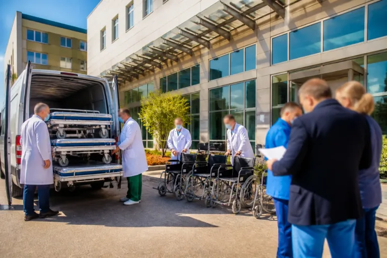 Quattro barelle e quattro sedie a rotelle consegnate al Pronto Soccorso di Piazza Armerina