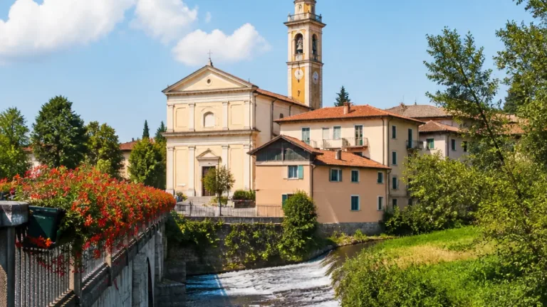Raid notturno a Mozzate: svastiche e croci celtiche sui muri del centro islamico