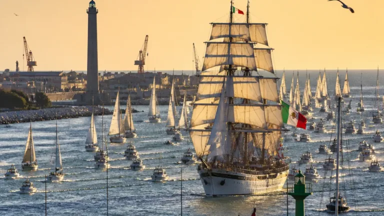 Ravenna saluta l'Amerigo Vespucci: la nave scuola lascia il porto accompagnata da 150 barche