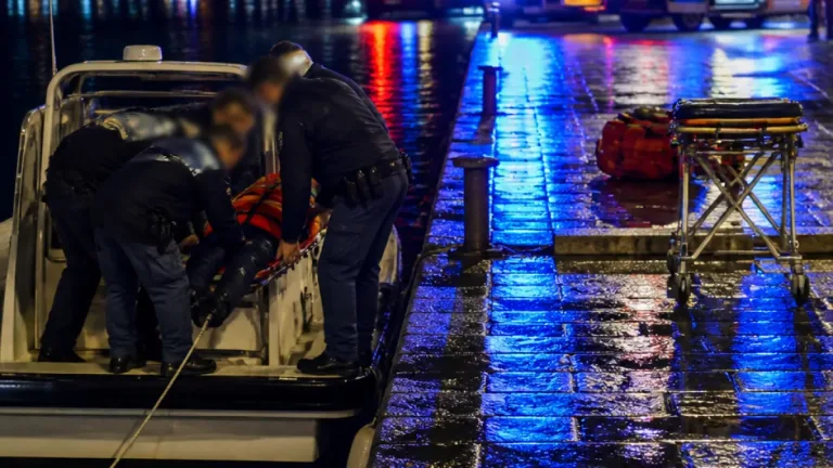 Ravenna, uomo in stato di alterazione si getta al molo: salvato dalla Polizia