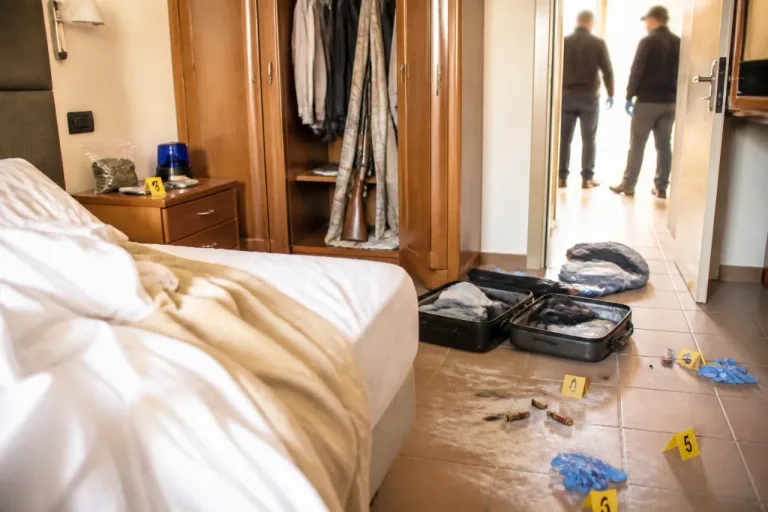 Rimini, fucile e droga trovati in una camera d’hotel a Miramare: arrestato un 20enne