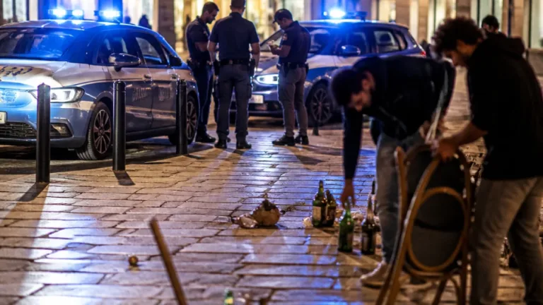 Rissa a Biella in Piazza Martiri: sei giovani identificati, nessun ferito